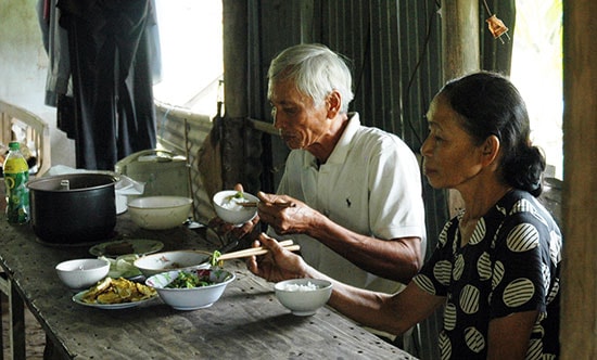 Vợ chồng ông Nguyễn Văn Nhiều với bữa cơm đạm bạc ở làng cũ. Ảnh: PHAN VINH