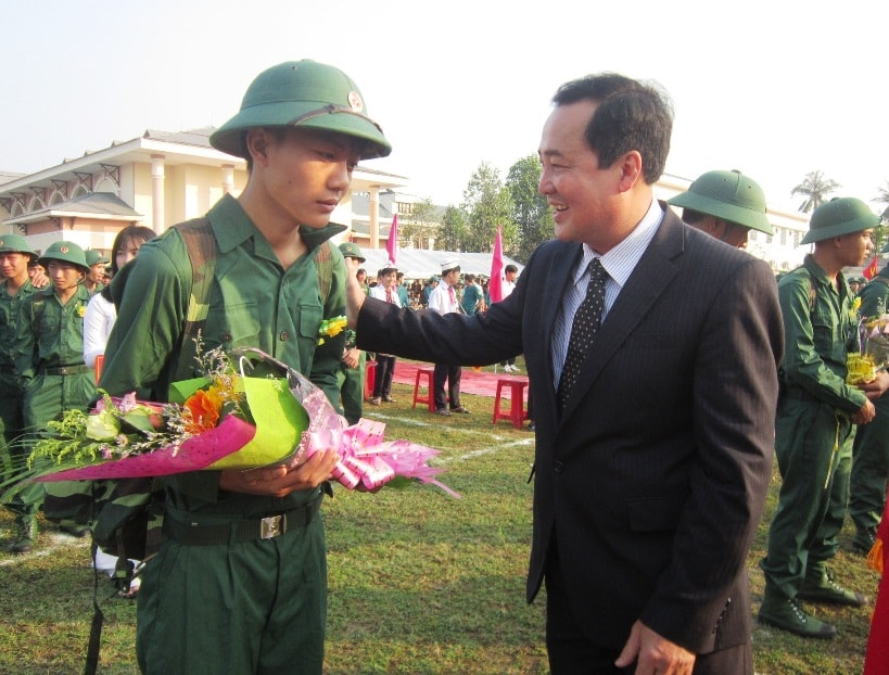 Phó Chủ tịch Thường trực UBND tỉnh Huỳnh Khánh Toàn động viên thanh niên lên đường nhập ngũ.