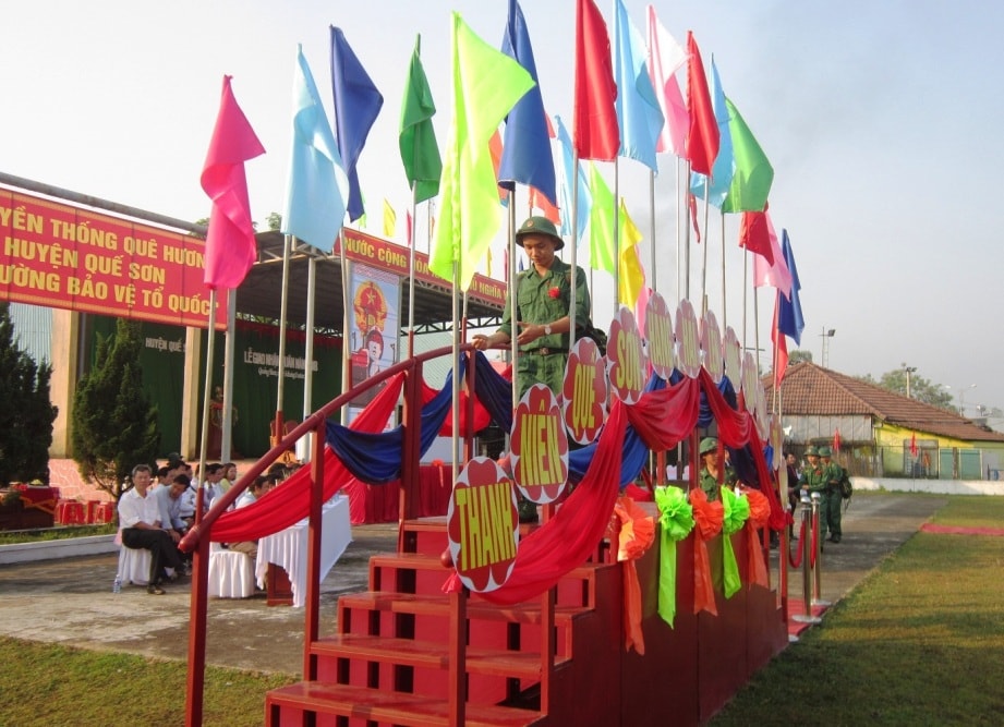 Các tân binh hăng hái bước qua cầu vinh quang, về đơn vị mới.  Ảnh: THÁI NHI