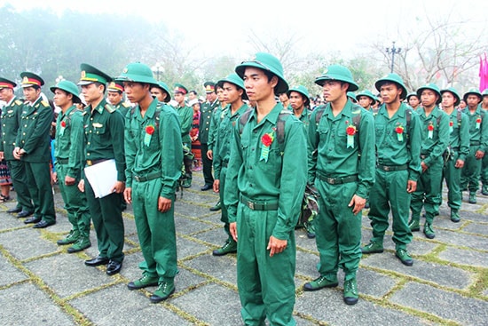 Cùng với thanh niên cả nước, 61 thanh niên người Cơ Tu ở huyện Tây Giang lên đường tòng chinh. Ảnh: ALĂNG NGƯỚC