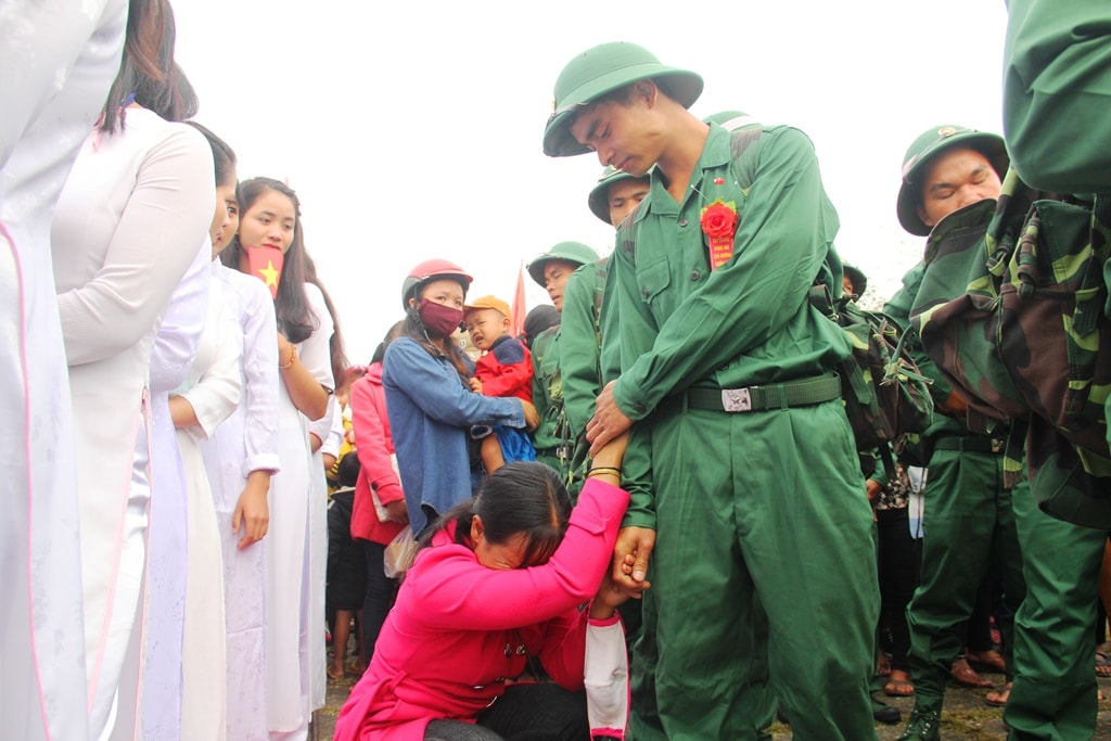 Tân binh Ating Ve (ở thôn Aréc, xã A Vương, Tây Giang) động viên mẹ trước lúc lên đường nhập ngũ. Ảnh: ALĂNG NGƯỚC