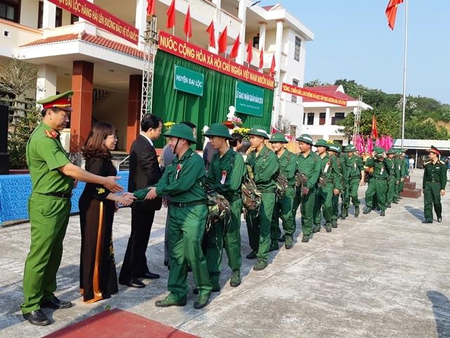 Dặn dò, động viên tân binh lên đường nhập ngũ. Ảnh: HOÀNG LIÊN