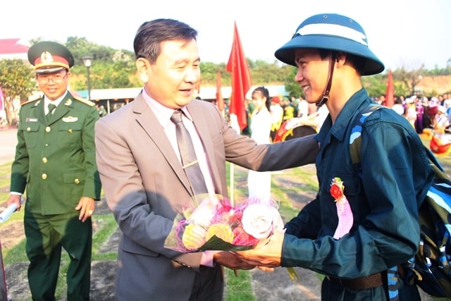 Động viên tân binh. Ảnh: HOÀNG LIÊN