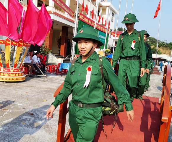 Hăng hái bước lên cầu vinh quang lên đường nhập ngũ. Ảnh: HOÀNG LIÊN