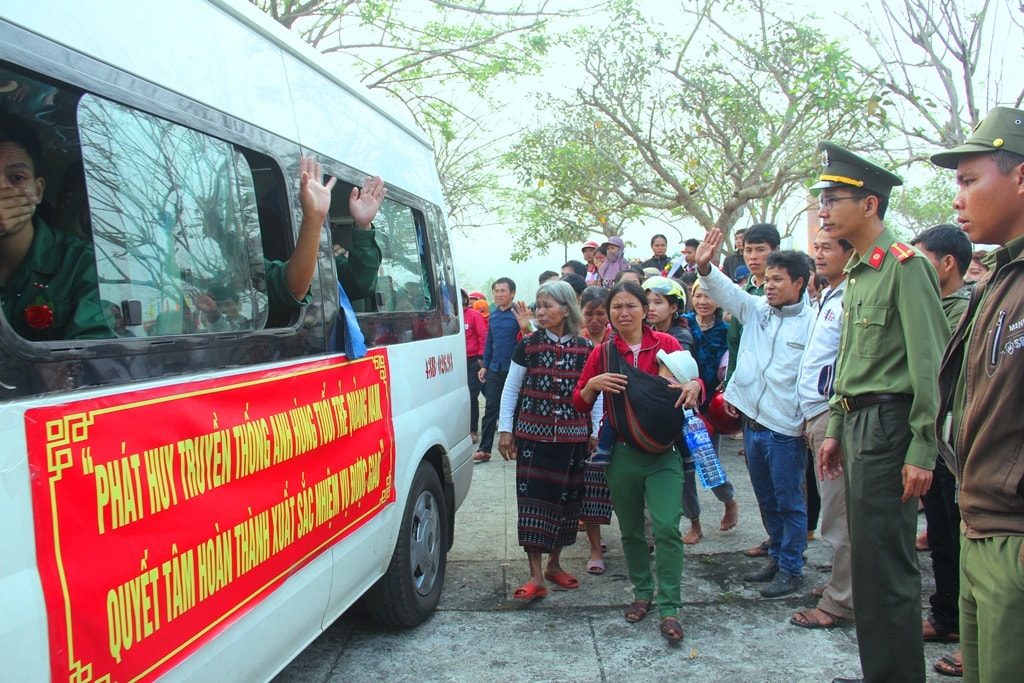 Những cánh tay vãy chào động viên người thân của các tân binh. Ảnh: ALĂNG NGƯỚC                             