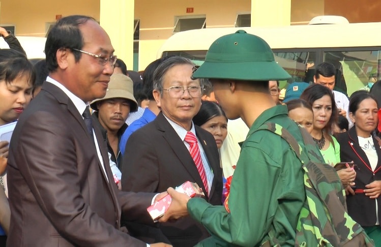 Đồng chí Võ Xuân Ca - Chủ tịch Uỷ ban mặt trận Tổ quốc Việt Nam tỉnh tặng quà, động viên thanh niên trước lúc lên đường 