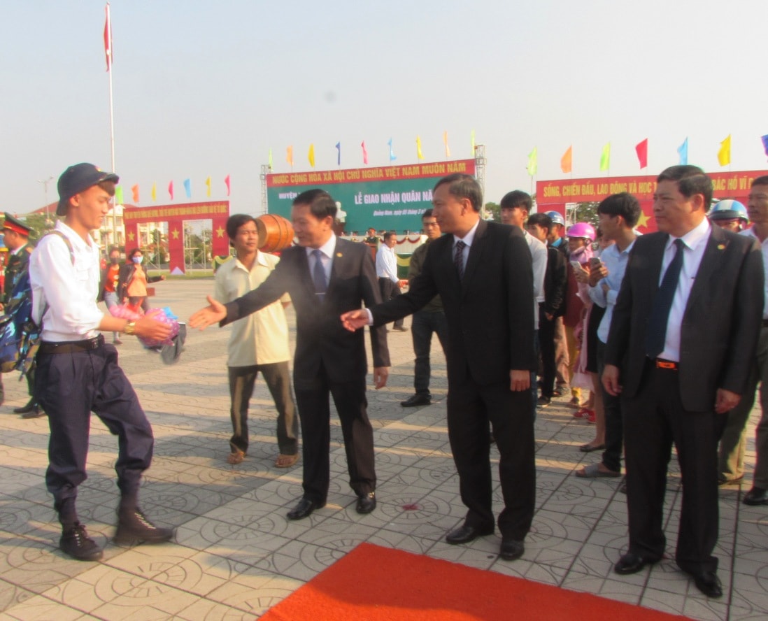 Lãnh đạo tỉnh và huyện Núi Thành bắt tay thanh niên trước giờ nhập ngũ.