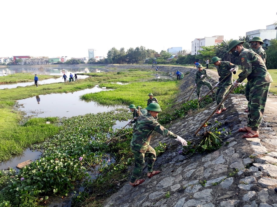 Các lực lượng ra quân vớt bèo, làm sạch hồ điều hòa An Sơn.