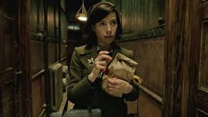 Giải phim truyện xuất sắc thuộc về The Shape of Water (Hình hài của nước). Bộ phim nói về một cô gái câm làm công việc trong một phòng thí nghiệm khoa học, đem lòng yêu Asset- một sinh vật có hình dạng và kích thước giống người và cô quyết tâm bảo vệ  Asset bằng mọi giá. Một cảnh trong bộ phim.