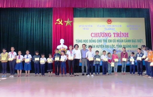 Trao học bổng cho trẻ em có hoàn cảnh khó khăn. Ảnh: TRIÊU NHAN