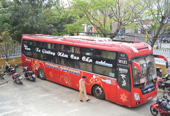 Ô tô khách tông vào 2 người bán hàng rong bị tạm giữ tại trụ sở Công an huyện Đại Lộc. Ảnh: CÔNG TÚ