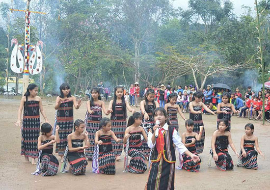 Một tiết mục múa trong lễ hội mừng lúa mới của học sinh Trường PTDTNT THCS Tây Giang. Ảnh: T.T