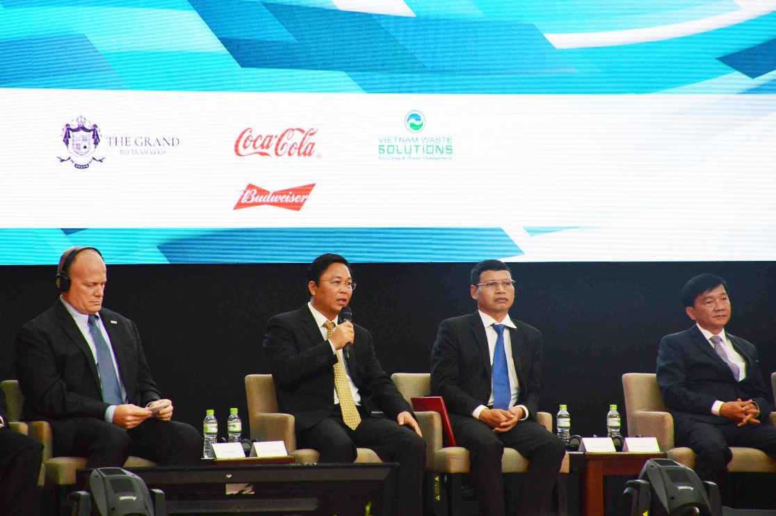 Ông Lê Trí Thanh (thứ 2 từ trái sang) - Phó Chủ tịch UBND tỉnh Quảng Nam diễn thuyết chào mời các nhà đầu tư Hoa Kỳ tại buổi tọa đàm. Ảnh: Q.T