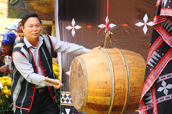 Vice Chairman of the Quang Nam People’s Committee Le Tri Thanh drums to open the event