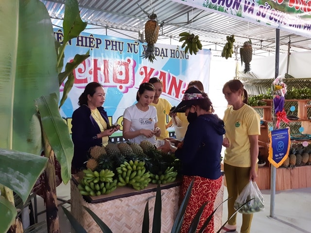 Diễn ra trong 2 ngày, hầu hết các sản phẩm đặc trưng vùng miền tại hội chợ đã được bán sạch. TRIÊU NHAN