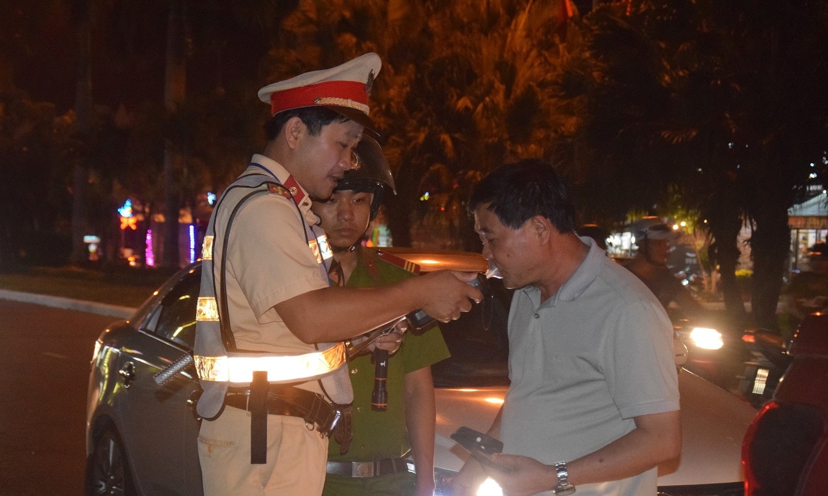 Cảnh sát giao thông Công an TP. Tam Kỳ kiểm tra nồng độ cồn trên tuyến đường Hùng Vương. Ảnh: THANH THẮNG