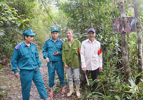 Nhóm nhận khoán bảo vệ rừng thuộc Ban Quản lý rừng phòng hộ Sông Kôn tuần tra rừng tại lâm phận xã Tư (Đông Giang) trong dịp Tết Mậu Tuất 2018.