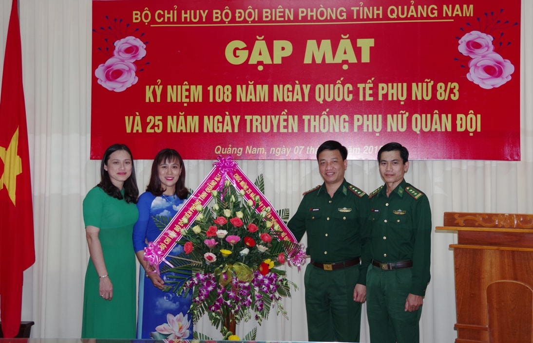 Thượng tá Nguyễn Xuân Bách – Chính ủy BĐBP tỉnh (người thứ 2 từ phải sang) tặng hoa chúc mừng Phụ nữ Biên phòng nhân ngày 8/3. 