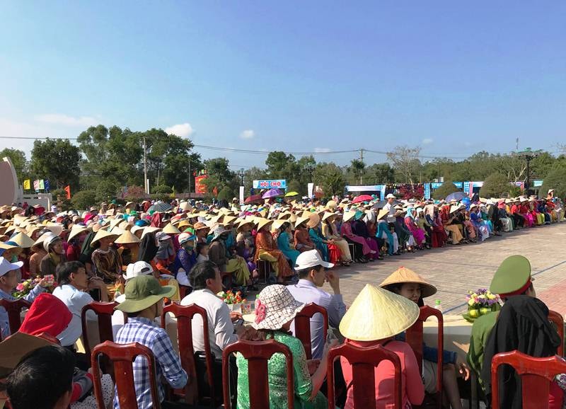 Đông đảo chị em phụ nữ trong toàn huyện về tham gia Ngày hội 