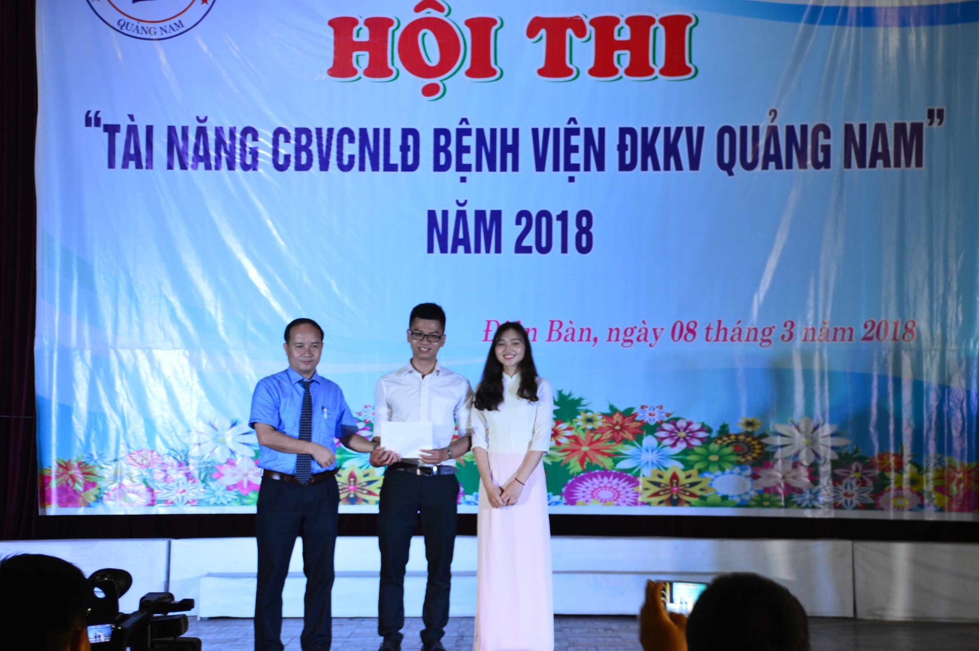 Lãnh đạo Bệnh viện Đa khoa Khu vực Quảng Nam trao giải nhất cho đội thi đến từ phòng Hành chính - tổ chức. Ảnh: Q.T