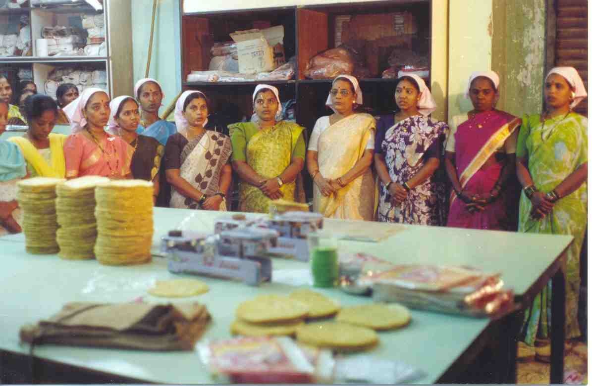 Các thành viên của Shri Mahila Griha Udyog Lijjat Papad. Ảnh: bizztor