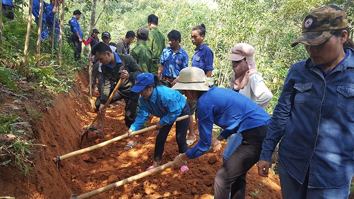 ĐTVN làm mới 250m đường dân sinh tại thôn Adung, xã Arooi. Ảnh: M.L