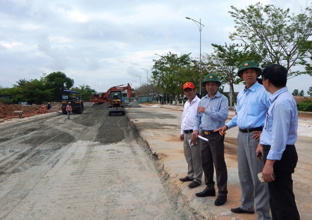 Lãnh đạo thành phố yêu cầu đơn vị thi công đẩy nhanh tiến độ ngay trong tháng 3. QUANG SƠN