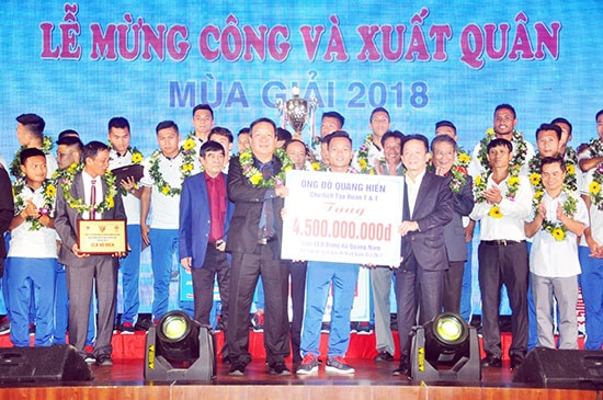 Bầu Hiển thưởng tổng cộng 8 tỷ đồng cho đội Quảng Nam.