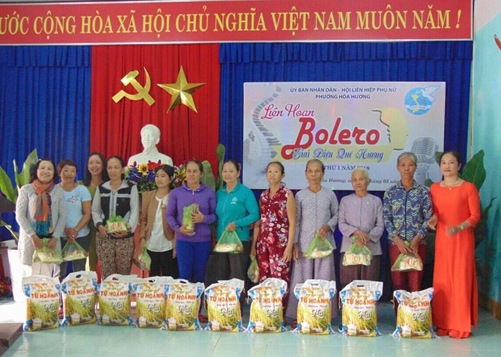 Hội LHPN phường Hòa Hương trao quà cho HVPN nghèo tại Liên hoan “Bolero – Giai điệu quê hương”. Ảnh: L.H