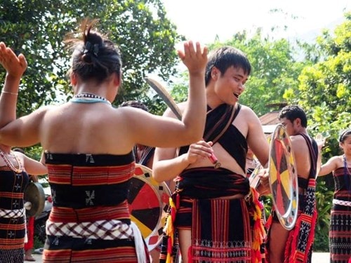 Co Tu traditional dances.