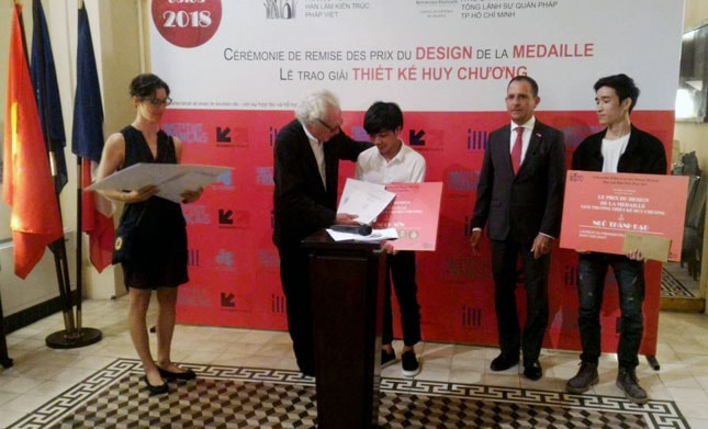 Ngô Thành Đạo (đầu tiên bên phải) và Hồ Ngọc Sơn trong giây phút nhận giải tại Résidence de France vào tối ngày 5-3-2018. (Ảnh nhân vật cung cấp)