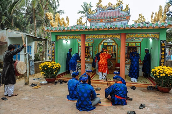 Nghi thức cúng đình trong lễ hội cầu ngư.