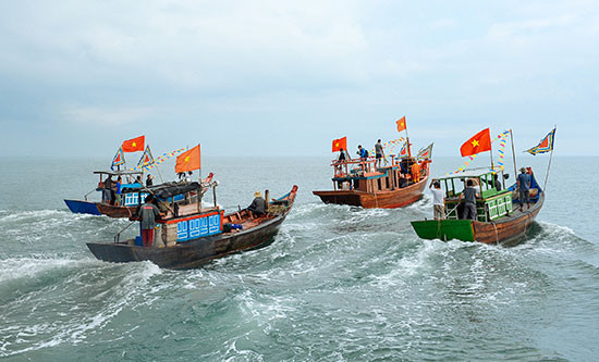 Sau khi cúng trong đất liền, ngư dân giong thuyền ra biển để cúng trên thuyền.
