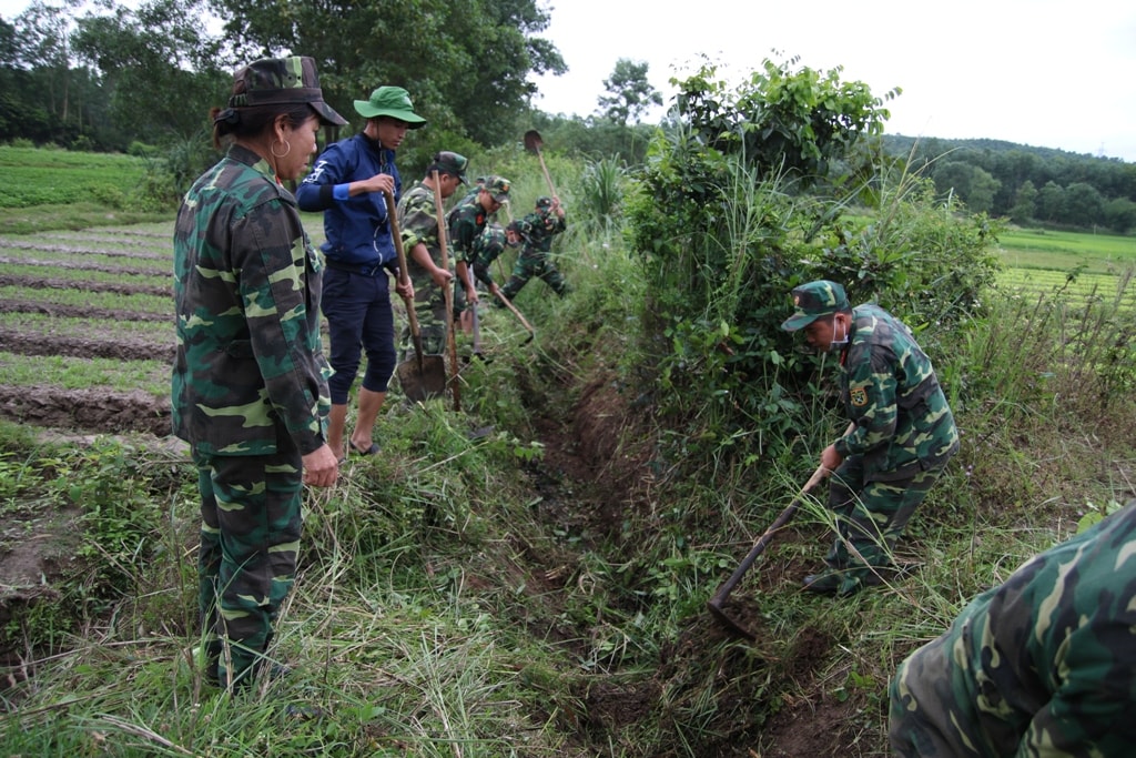 Ra quân nạo vét kênh mương. Ảnh: L.V