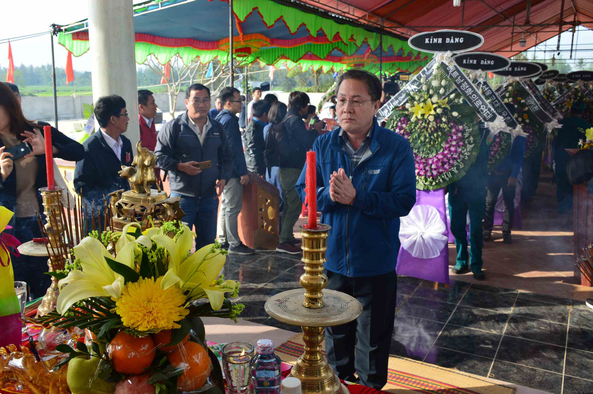 Có 25 tổ chức, cá nhân thuộc Quỹ hòa bình Hàn - Việt dâng vòng hoa, thắp hương xin lỗi các nạn nhân vụ thảm sát. Ảnh: T.Q