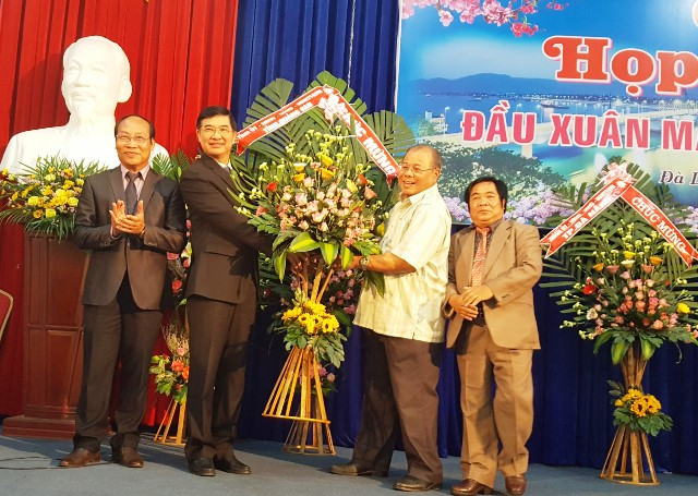 Bí thư Tỉnh ủy Quảng Nam - Nguyễn Ngọc Quang phát biểu và trao tặng lẵng hoa tại lễ gặp mặt đầu năm. Ảnh: TRIÊU NHAN