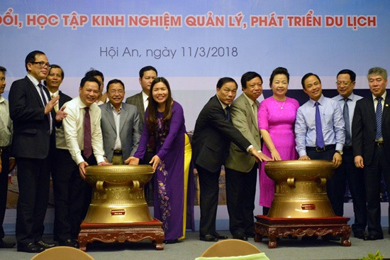 UBND tỉnh Thanh Hóa tặng trống đồng làm quà lưu niệm cho tỉnh Quảng Nam 