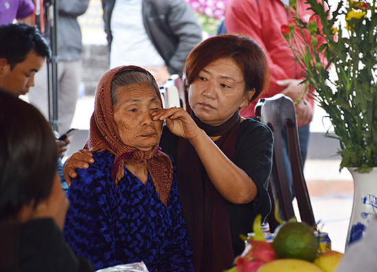 Bà Trương Thị Thú - nhân chứng sống sót trong vụ thảm sát tại buổi lễ tưởng niệm. Ảnh: Q.T