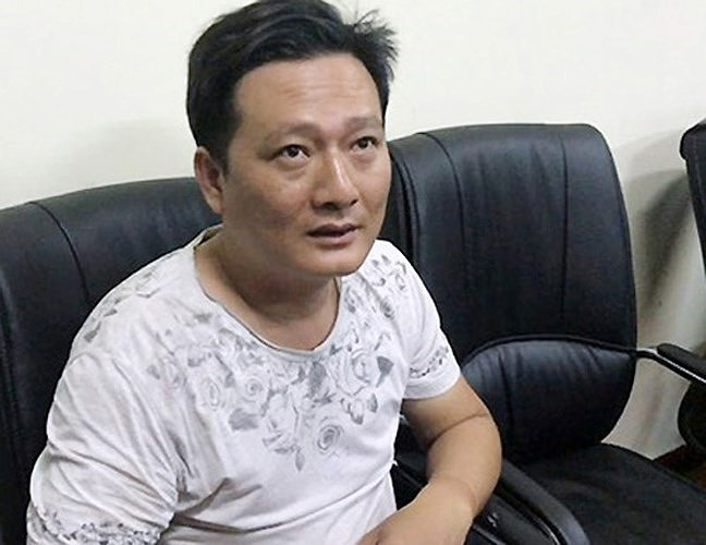 Băng nhóm này còn móc nối với những đối tượng người Malaysia gốc Trung Quốc sử dụng các phần mềm gian lận nhằm điều khiển kết quả cá độ, số đề theo ý chúng nhằm chiếm trọn tiền của người chơi. Lực lượng chức năng còn nghi ngờ băng nhóm này gắn kim loại vào quả bóng trong lòng quay số nhằm điều khiển kết quả xổ số truyền thống. Sau đó dùng chính kết quả này để đánh đề với nhóm khác để thu lợi nhuận khủng. (Ảnh: VnExpress)