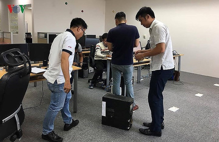 Ngày 4/5/2017, cơ quan điều tra bắt khẩn cấp, khám xét nơi ở của Khéo, Trương Văn Diệu (47 tuổi, em họ Khéo), Nguyễn Văn Sang (28 tuổi, em trai Khéo) và Vũ Văn Trâm (45 tuổi, ngụ Hà Nội). Đến tháng 1/2018, cơ quan điều tra tiếp tục khởi tố, bắt tạm giam 4 đối tượng. Được biết, đường dây đánh bạc qua mạng này hoạt động 7 năm qua, bị trinh sát công nghệ cao, Bộ Công an theo dõi từ đầu năm 2017. Trong ảnh: Lực lượng chức năng khám xét khẩn cấp trụ sở công ty và nhà riêng của Khéo, thu nhiều tang vật.