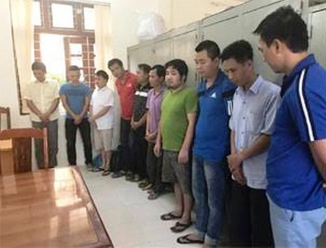 Ngày 26/5/2017, Phòng Cảnh sát hình sự và phòng Cảnh sát kinh tế (Công an Thanh Hóa) đã phối hợp đấu tranh, triệt phá đường dây đánh bạc dưới hình thức cá độ bóng đá qua mạng Internet, với số tiền lên tới hàng ngàn tỉ đồng; đồng thời bắt khẩn cấp và tạm giữ hình sự 10 đối tượng ở tỉnh Thanh Hóa. 4 đối tượng cầm đầu trong đường dây đánh bạc qua mạng Internet này là: Tống Viết Thịnh (39 tuổi), Cao Văn Hậu (40 tuổi), Nguyễn Tuấn Linh (30 tuổi) cùng ở TP Thanh Hóa; Lê Văn Hiếu, 31 tuổi, ở thị trấn Hậu Lộc. Trong ảnh: 10 đối tượng trong đường dây cá độ bóng đá ngàn tỉ đồng bị Công an Thanh Hóa bắt giữ. 