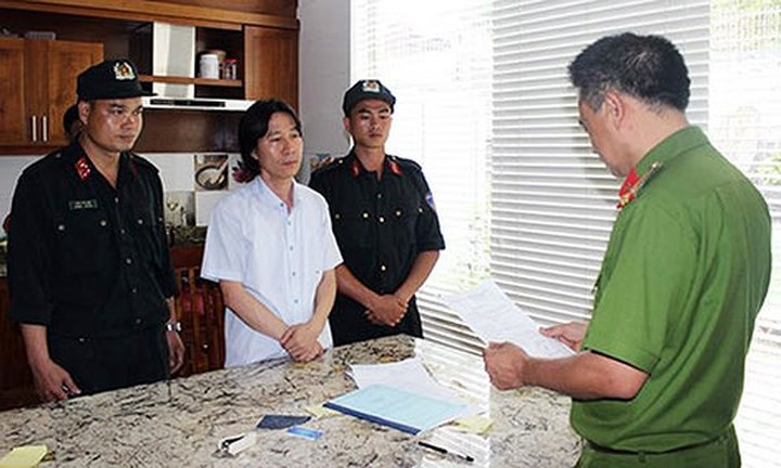 Ngày 14/6/2016 2016, Cục cảnh sát phòng chống tội phạm sử dụng công nghệ cao phối hợp với Công an tỉnh Điện Biên đồng loạt bắt, khám xét khẩn cấp 4 nghi phạm chủ chốt trong đường dây cá độ bóng đá nghìn tỷ do Phạm Văn Thái (40 tuổi, quê Điện Biên) và vợ là Trần Thị Thủy (37 tuổi) cầm đầu. Ngoài vợ chồng trùm cá độ, cảnh sát đã bắt giữ hai đệ tử thân tín của họ là Nguyễn Văn Ngân (23 tuổi, quê Thái Nguyên) và Nguyễn Thị Phương Hà (25 tuổi, ở Hà Nội). Trong ảnh: Cơ quan điều tra thực hiện lệnh bắt đối với Phạm Văn Thái. (Ảnh: CAND)