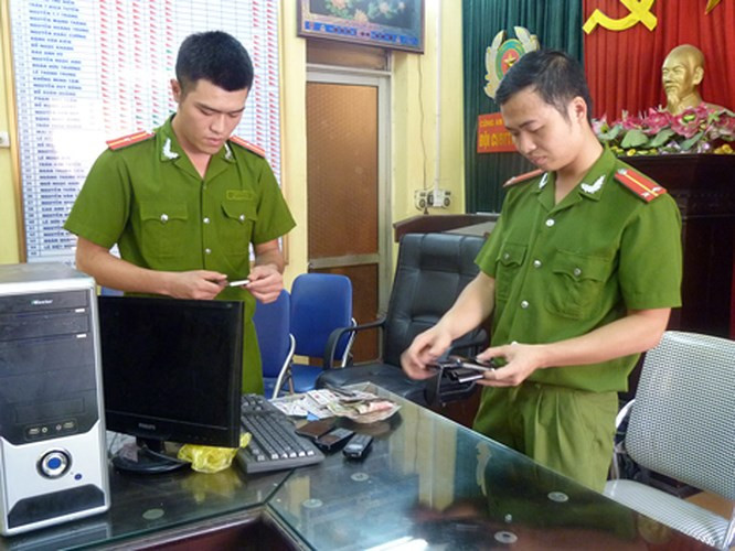 Đường dây cá độ của vợ chồng Thái – Thủy có máy chủ đặt ở nước ngoài. Tại Việt Nam, chúng mở hàng chục đại lý cấp dưới nhận kèo cá cược khắp cả nước qua 3 website “new789.net”, “bong88.con”, “lvs.com”. Quá trình khám xét, ban chuyên án thu giữ 1 khẩu súng ngắn, 3 ôtô, nhiều tiền mặt và vật chứng liên quan. Kiểm tra hệ thống đánh bạc do vợ chồng chủ tiệm vàng điều hành, cảnh sát phát hiện lượng tiền giao dịch trong 3 năm qua lên đến gần 1.000 tỷ đồng. Trong ảnh: Tang vật trong một vụ cá độ bóng đá bị công an thu giữ.( Ảnh: CAND)