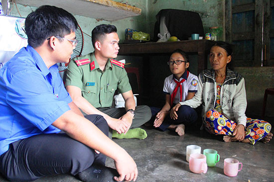 Suốt 6 năm qua, Chi đoàn Công an huyện Nam Giang luôn duy trì việc đến thăm, động viên em Nhung phấn đấu trong học tập. Ảnh: ALĂNG NGƯỚC