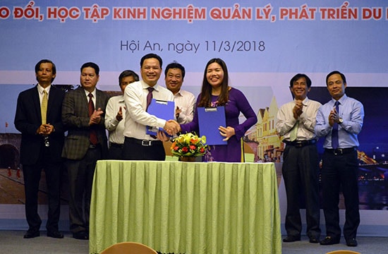 Ký kết biên bản hợp tác phát triển du lịch giữa 2 tỉnh Quảng Nam và Thanh Hóa. Ảnh: KHÁNH LINH