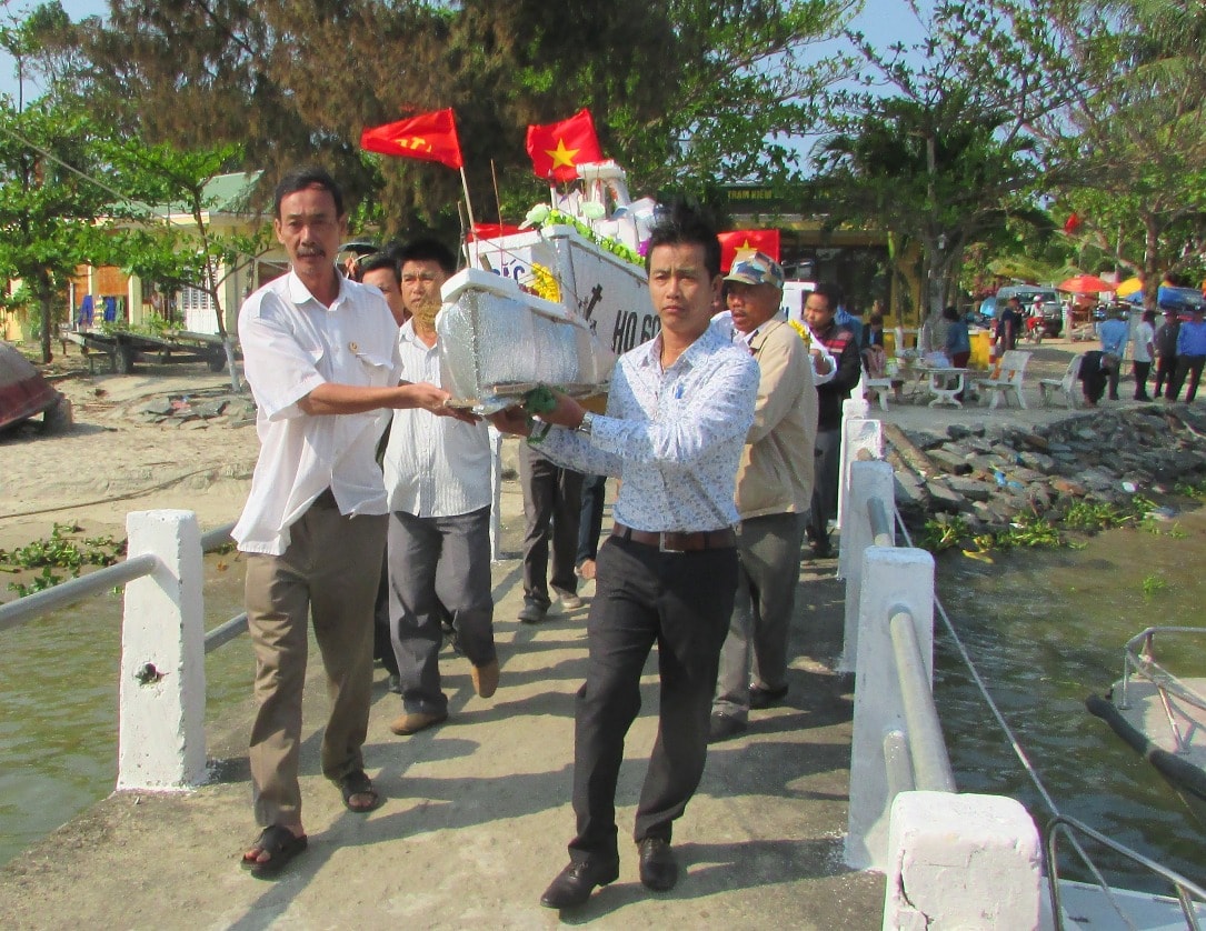 Những người hôm nay luôn tưởng nhớ những đồng đội đã hy sinh vì chủ quyền lãnh thổ quốc gia (ảnh: Phan Sơn)