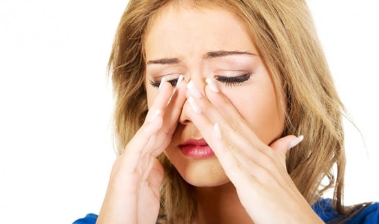 Day bóp miết hai bên sống mũi.