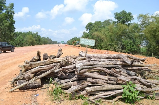 Một hộ dân ở thôn Đông Tây, xã Tam Đại (Phú Ninh) phản đối bằng cách chất củi khô trên công trường. Ảnh: CT