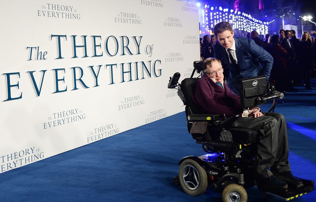 Giáo sư Stephen Hawking (trên xe lăn) trong buổi ra mắt bộ phim về cuộc đời ông. Ảnh: Shuttershock