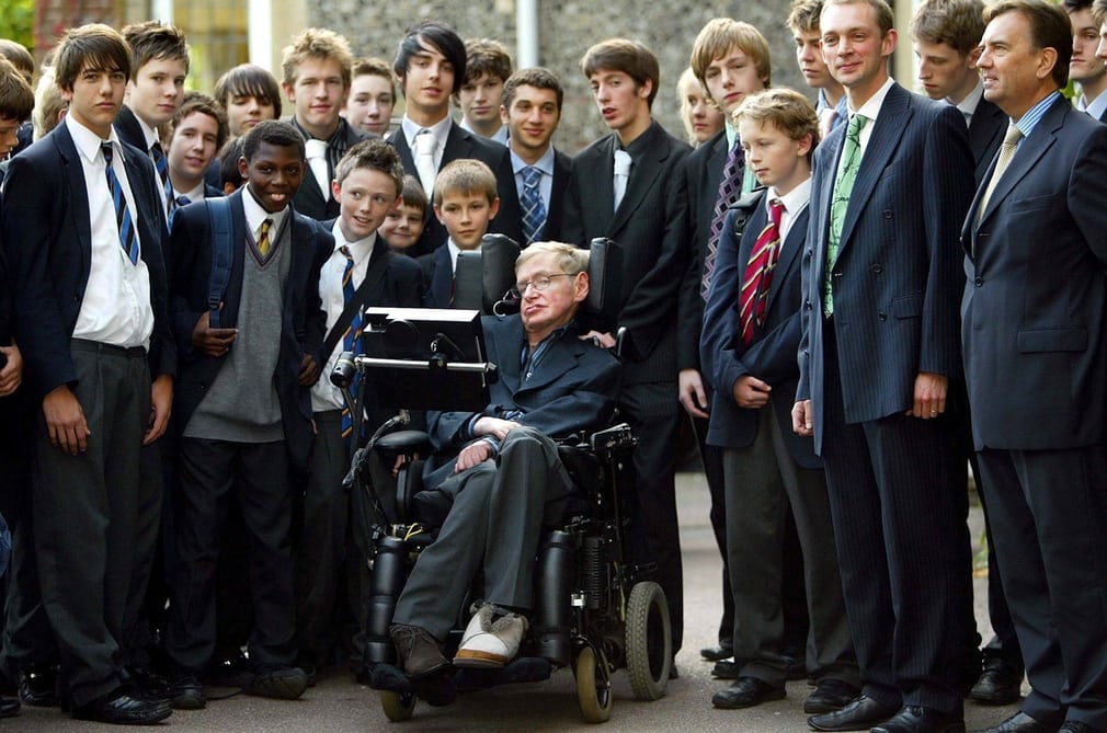 Giáo sư Stephen Hawking trong một lần ghé thăm trường cũ. Ảnh: Shutterstock